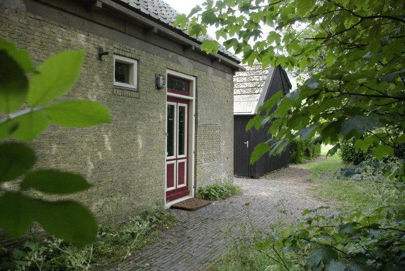 De voordeur van het vissershuis, met het tuinpad