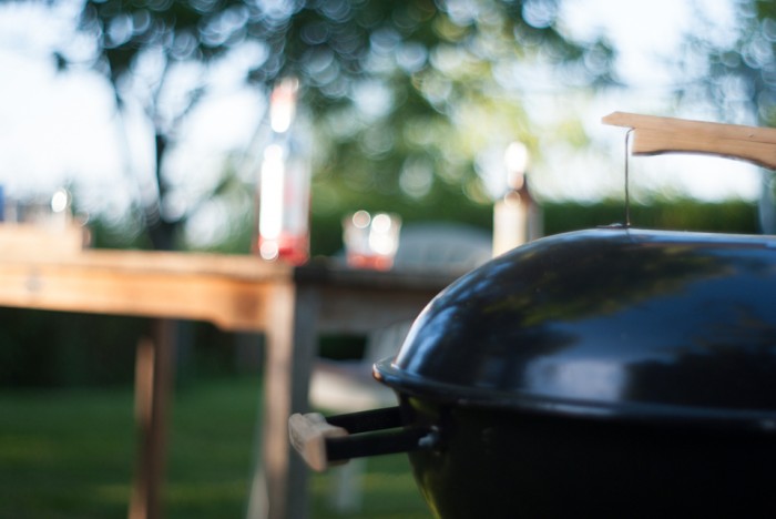 Barbecue bij de tuintafel